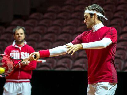 Roger Federer prueba la pista de Lille donde se celebra la final de la Copa Davis.