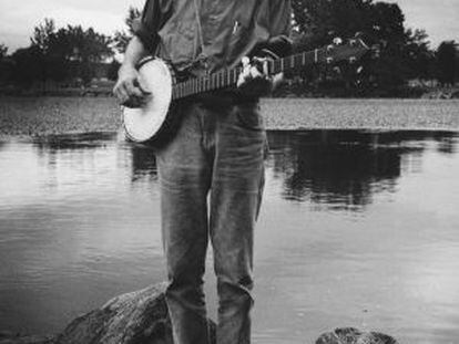 Pete Seeger, tocando el banjo en 1995 en Beacon (Nueva York), donde ayer murió.