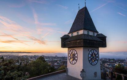 La icónica Torre del Reloj del monte Schlossberg. De 1560, alberga tres campanas, entre ellas la más antigua de la ciudad (1385).