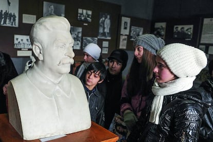 Niños y adolescentes georgianos miran el busto de Stalin en el museo dedicado al líder soviético en Gori.