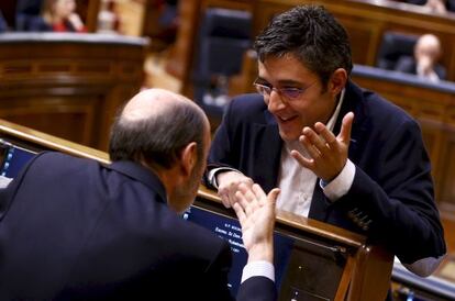 Alfredo Pérez Rubalcaba charla con Eduardo Madina, en la segunda jornada del debate sobre el Estado de la Nación en el Congreso de los Diputados.