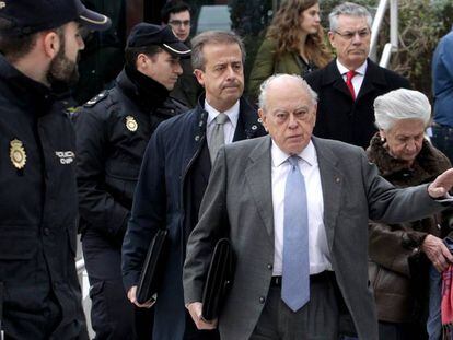 Jordi Pujol (c) junto con su esposa abandonan la Audiencia Nacional en 2016.