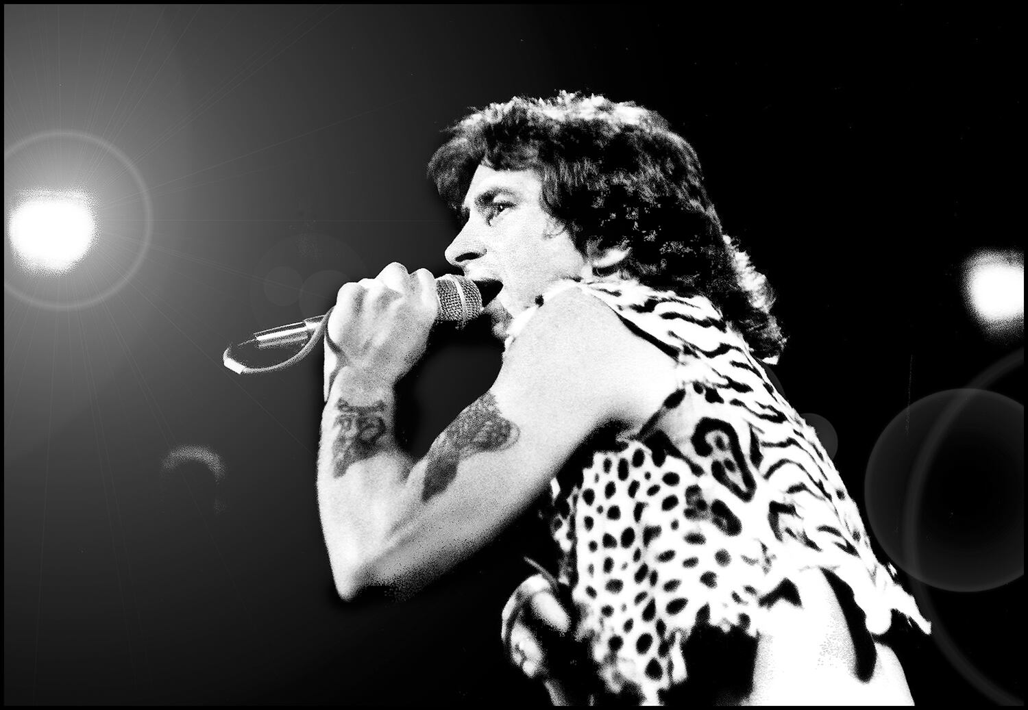 Bon Scott cantando en un concierto de AC/DC.
