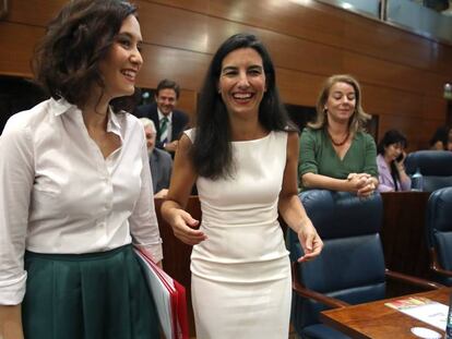La candidata del PP a la presidencia de la Comunidad de Madrid, Isabel Díaz Ayuso (izquierda), y la portavoz de Vox en la Asamblea de Madrid, Rocío Monasterio. En vídeo, fragmento de la intervención de Díaz Ayuso.