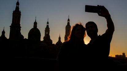 Una pareja se hace un seflie el pasado sábado en el primer atardecer del otoño en Zaragoza.