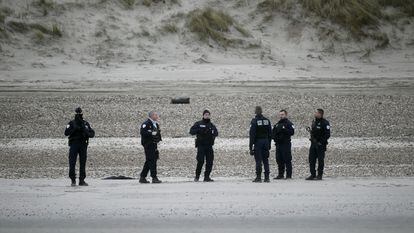 Agentes franceses patrullaban este lunes una playa frente a la costa británica para impedir la salida al mar de migrantes.