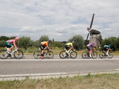 Grupo de escapados durante la segunda etapa de La Vuelta 2022.