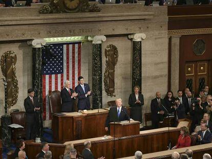 El presidente de EE. UU., Donald J. Trump, el vicepresidente, Mike Pence, y el portavoz de la Cámara, el representante estadounidense Paul Ryan en el podio.