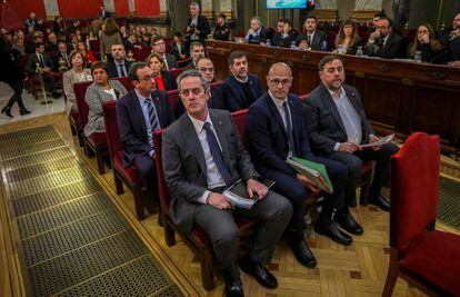Los 12 dirigentes independentistas acusados por el proceso soberanista catalán, en el banquillo del Tribunal Supremo al inicio del juicio del 'procés', en 2019.
