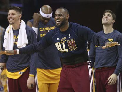 LeBron celebra una canasta desde el banquillo.