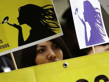 Una activista de Amnistía Internacional se manifiesta en favor de la mujer de El Salvador en México.