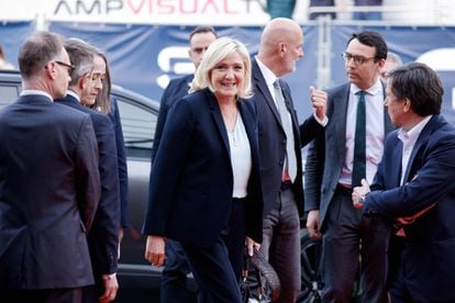 El debate que esta noche enfrenta al presidente Emmanuel Macron y a la candidata ultraderechista Marine Le Pen -en la imagen, a su llegada al debate- es el más importante desde que se celebran enfrentamientos televisivos entre las dos vueltas de las presidenciales, en 1974. Hasta ahora nunca han cambiado un resultado electoral: el candidato al que los sondeos apuntaban como ganador salía cómodamente victorioso del debate y confirmaba su resultado el domingo siguiente. Sin embargo, esta vez es todo mucho más complicado. Ya no se trata solo de una carrera electoral entre dos bloques de centroizquierda y centroderecha en la que estaba claro de dónde iban a sacar los votos los candidatos en la segunda vuelta. Esta vez, ambos se disputan al electorado del izquierdista Jean-Luc Mélenchon, que quedó tercero con 7,7 millones de votos y no está nada claro a dónde van a ir. De ello, depende el futuro de Francia y de Europa.