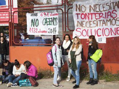 Alumnas a la puerta del Ciudad de ja&eacute;n cuando empezaron las protestas.