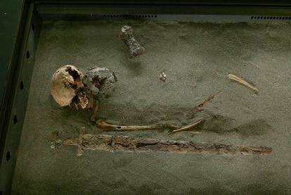 Los restos de uno de los primeros pobladores de Islandia, con su espada.