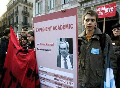 Miembros de los sindicatos de estudiantes, ayer en una concentración en la plaza de Sant Jaume.