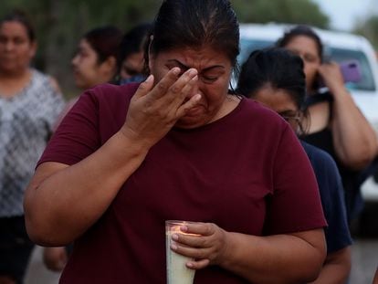 Un grupo de familiares y amigos de los 10 mineros atrapados en la mina El Pinabete, en Sabinas, Coahuila, realizan una marcha con velas en homenaje a los obreros, el pasado agosto.