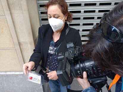 Una madre en San Sebastián muestra el test de saliva de su hija, que ha estado de viaje de estudios a Mallorca.