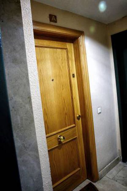 La puerta de la casa de Teresa Romero, ayer sin precintar.