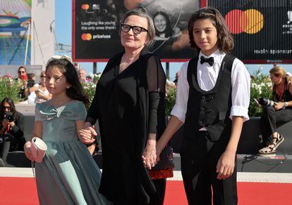 Agnieszka Holland (centro), junto con dos de los intérpretes de 'Green Border', el martes en la presentación de gala de la película en el festival de Venecia.