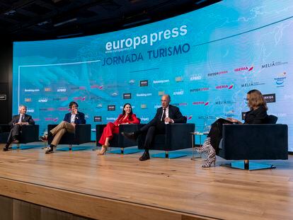 El presidente de Portaventura World, Arturo Mas-Sardá; 
el CEO de IATI Seguros, Alfonso Calzado; la directora de MADRID TURISMO by IFEMA Madrid, Yolanda Perdomo; el socio de KPMG Luis Buzzi y la directora de EP Comunicación y EP Temática, Dolores Muriel, participan en una mesa durante la I Jornada de Turismo de Europa Press, este lunes en Madrid.