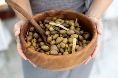 Mallorcan olives dressed with fennel, in an image provided by the Ca Na Toneta restaurant.