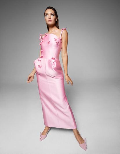 La actriz y modelo madrileña Ana Rujas es otro de los rostros de 'La mesías'. Aquí lleva vestido de Versace y zapatos de Roger Vivier.