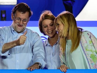 Rajoy, Cospedal y Cifuentes, en el balc&oacute;n de la sede del PP.