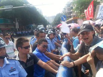 La polic&iacute;a se enfrenta a los manifestantes que se oponen a la construcci&oacute;n de una planta de uranio en la provincia china de Guangdong.
