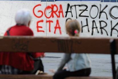 Pintada con 'Gora ETA' en una calle de Vitoria.