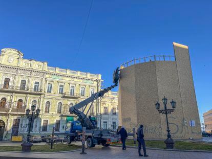 Los operarios retiraban este miércoles la estatua de la emperatriz rusa Catalina II, en Odesa.