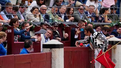 El diestro Fernando Robleño brindaba el martes su toro a la presidenta de la Comunidad de Madrid, Isabel Díaz Ayuso, durante la tradicional Corrida Goyesca del 2 de mayo, en la Plaza de Toros de Las Ventas, en Madrid.