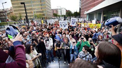 Un grupo de personas, ayer, concentrados en la Ciudad de la Justicia en poyo de los dos procesados.