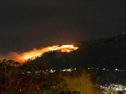 Incendio forestal en Peña Cabarga, en Cantabria, este domingo.