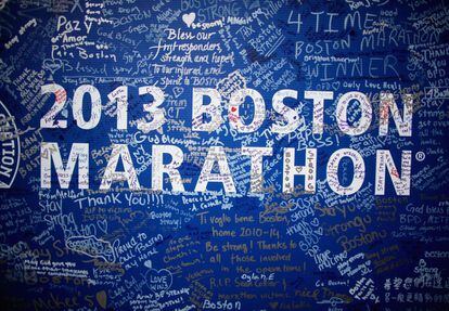 Firmas decoran un póster en recuerdo a las víctimas del atentado en Boston.