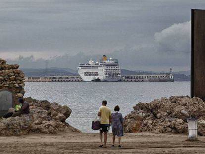Un creuer al port de Tarragona.