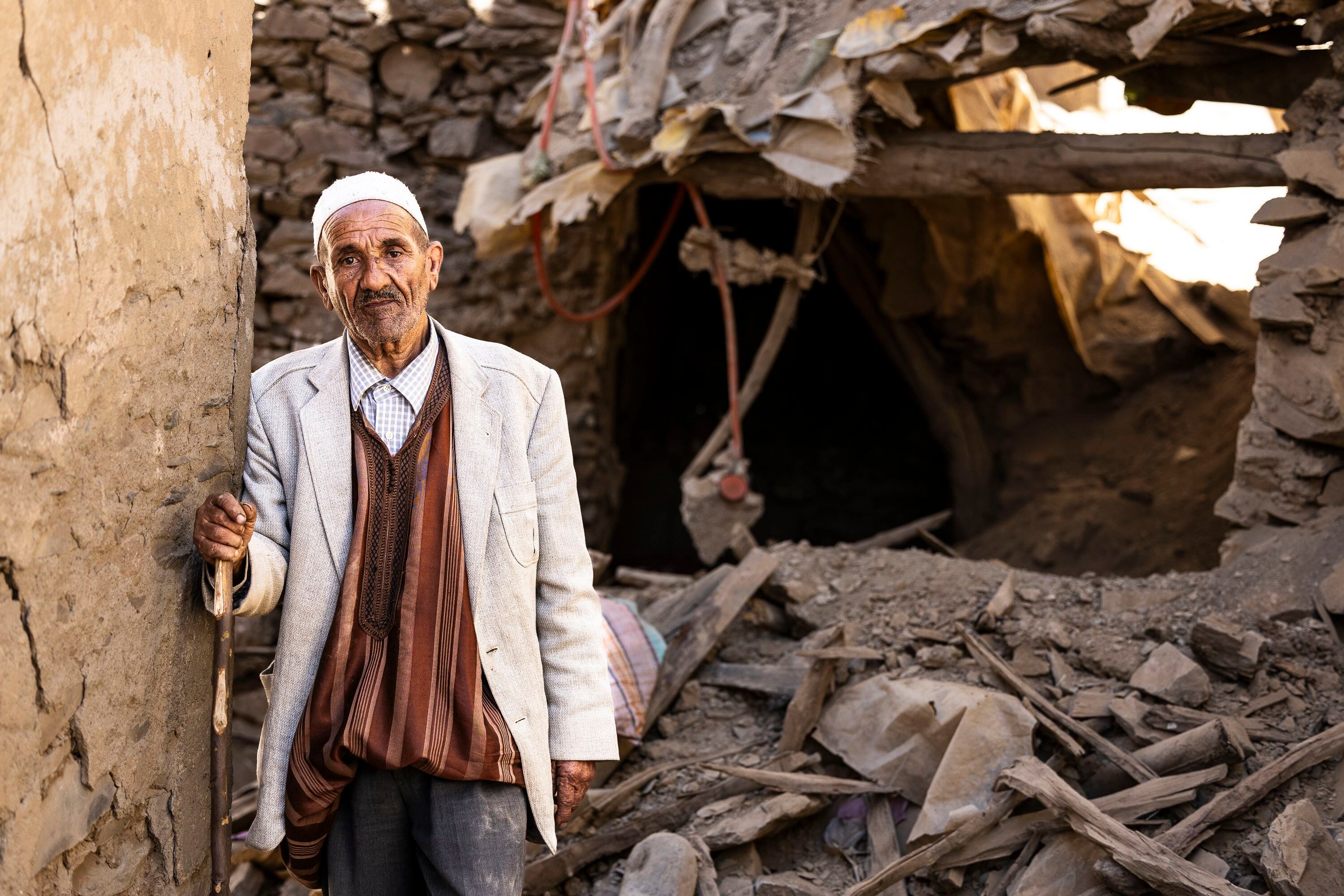 Mohamed Ait-Ufkir posa entre las ruinas de Zrit. Ha vivido muchos temblores a lo largo de sus 85 años. 