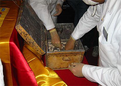 El cofre con los supuestos restos del descubridor de América, en la catedral de Sevilla.
