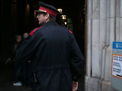 Un agente de la policía catalana custodia el colegio electoral de la plaza Universitat de Barcelona.