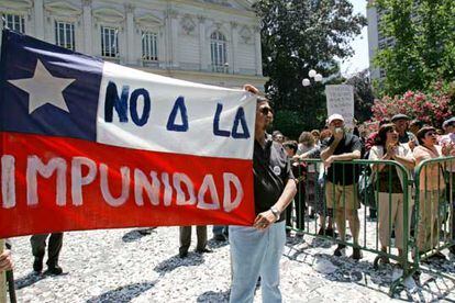 Opositores a Pinochet se manifiestan ante el edificio de la Corte Suprema chilena en Santiago, en diciembre de 2019.