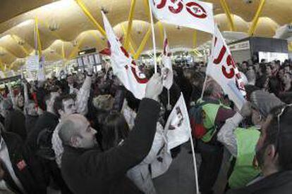 Los trabajadores de Iberia se concentraron en la terminal T4 del aeropuerto de Madrid-Barajas.