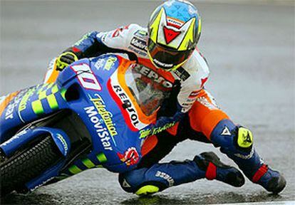 Fonsi Nieto se desliza sobre el asfalto mientras se aferra al manillar de su moto en un momento de la carrera.