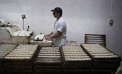 Un operario elabora pasta fresca en un establecimiento productivo de Buenos Aires.