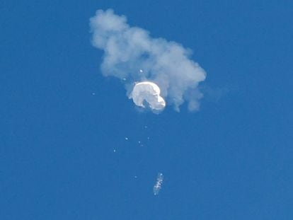 The suspected Chinese spy balloon drifts to the ocean after being shot down off the coast in Surfside Beach, South Carolina, U.S. February 4, 2023.  REUTERS/Randall Hill      TPX IMAGES OF THE DAY