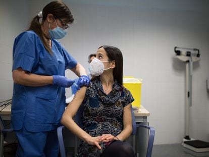Una sanitaria administra la segunda dosis de la vacuna contra la covid-19 al personal del Instituto Catalán de Salud, en Barcelona el 28 de enero.