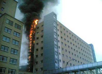 El fuego, que no ha causado heridos, se originó en las obras de instalación de un ascensor.