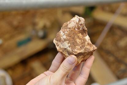 Una de las piezas de industria lítica, posiblemente de más de 1,2 millones de años, descubierta en Atapuerca