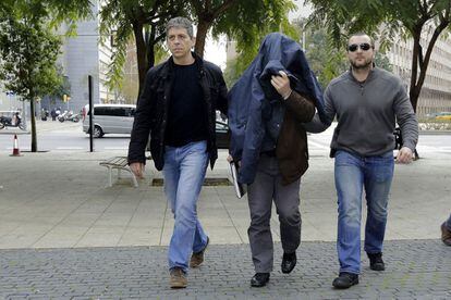 Benítez, escortat pels Mossos, quan va declarar el passat 6 de febrer.