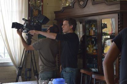 Manuel Bauer, in black, during the filming of the documentary 'Vida Férrea'.