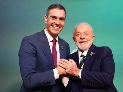 El presidente del Gobierno, Pedro Sánchez, y el de Brasil, Luiz Inácio Lula da Silva, en su reunión del viernes en el marco de la COP28 celebrada en Dubái.