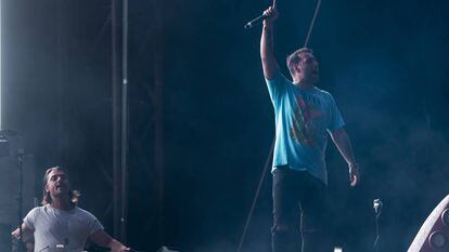 Axwell e Ingrosso (de pie), durante su actuaci&oacute;n en el Barcelona Beach Festival de la noche del s&aacute;bado.
  